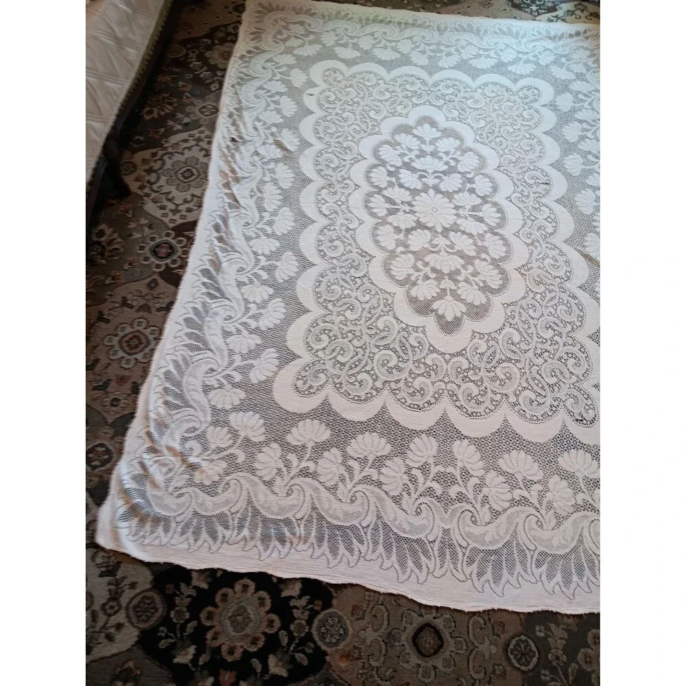 Vintage Quaker lace Tablecloth Cottage core, Granny core, 52